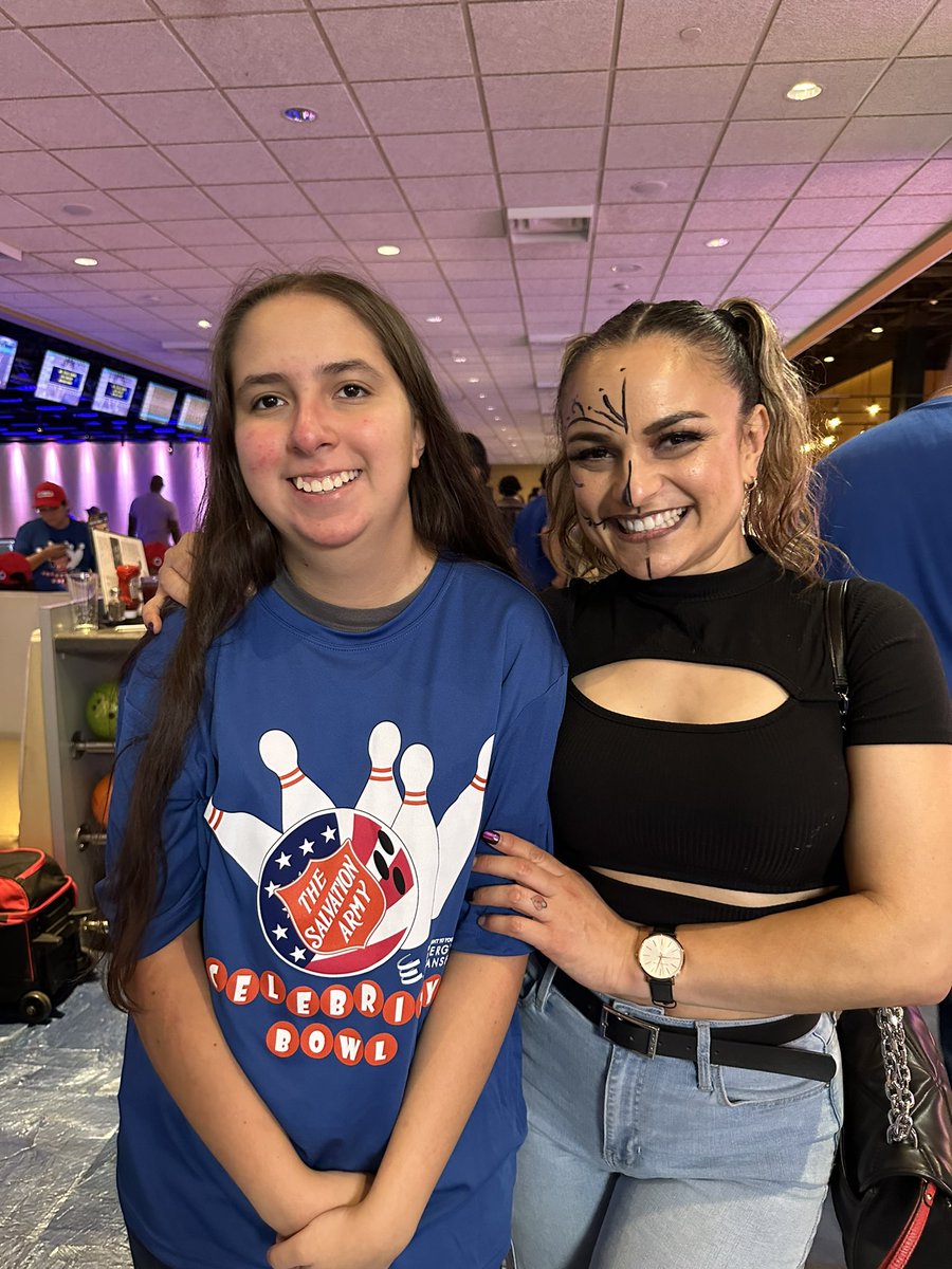 My daughter Mari got to meet  @thunderrosa22 @salarmysatx #celebritybowl