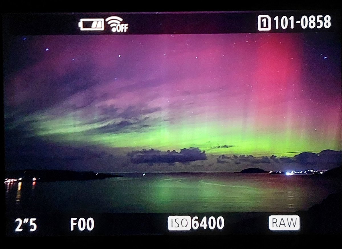 #Aurora over Ballymastocker Bay tonight. #Portsalon #Donegal 🇮🇪 Great to see the skies light up again. Hope you all got to see it.