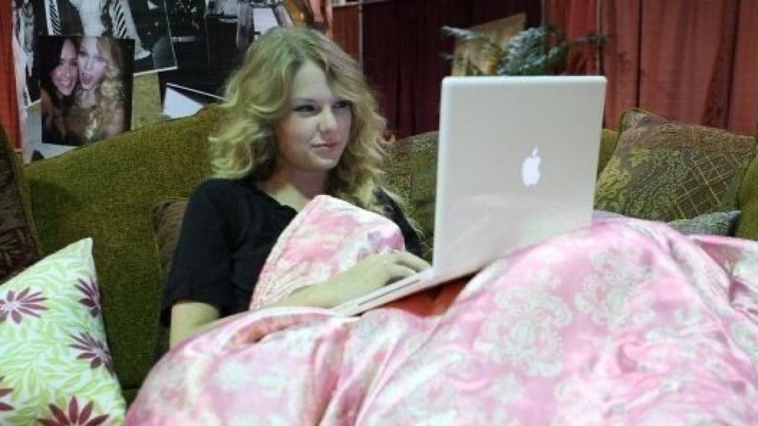 91DFNCLSSX's tweet photo. noi da casa che aspettiamo di vedere taylor swift #VMAs https://t.co/UezsaSIPz8