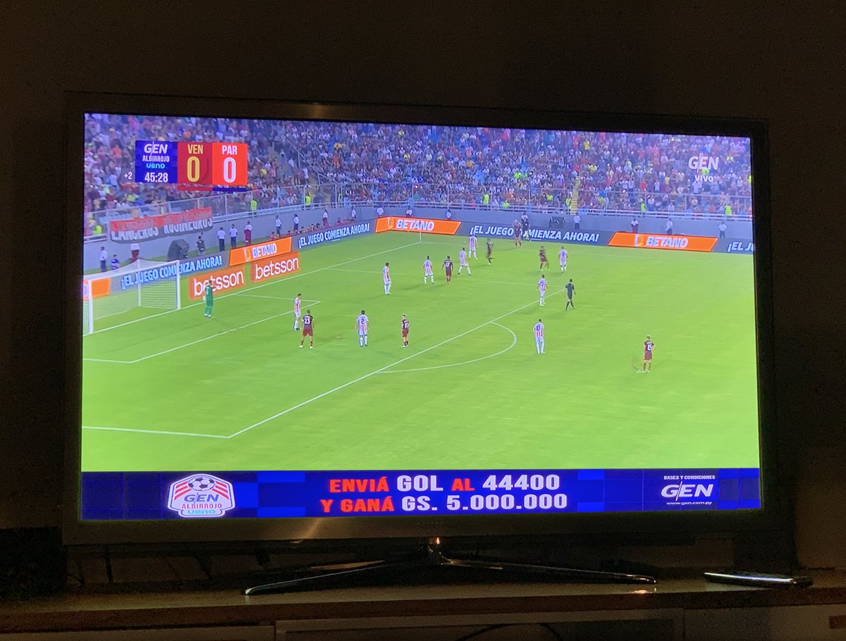 RR072's tweet photo. Creo que llegó el momento de replantear los GROTESCOS zócalos del futbol @SomosGEN. Los bordes de protección de la época analógica 4:3 ya no tienen razón de ser!
La segunda foto es una propuesta mucho más elegante y menos invasiva, que no genera malestar en el espectador. https://t.co/yoR8kP3pIF