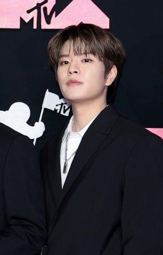 SKZoov_VS's tweet photo. ¡SEUNGMIN usando ALYX en los VMAS esta noche! No se ve guapísimo?😍

Continuemos dándolo todo apoyando a los chicos Stay 

SEUNGMIN DELIGHTS VMAS
#SeungminXALYX
#StrayKidsAtVMAs
#Seungmin #VMAs 
@Stray_Kids @vmas https://t.co/hzrxo71V15