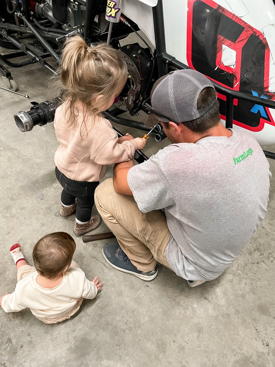 Hear11Rae's tweet photo. How @paul_nienhiser does car maintenance https://t.co/Subc2ybaiT