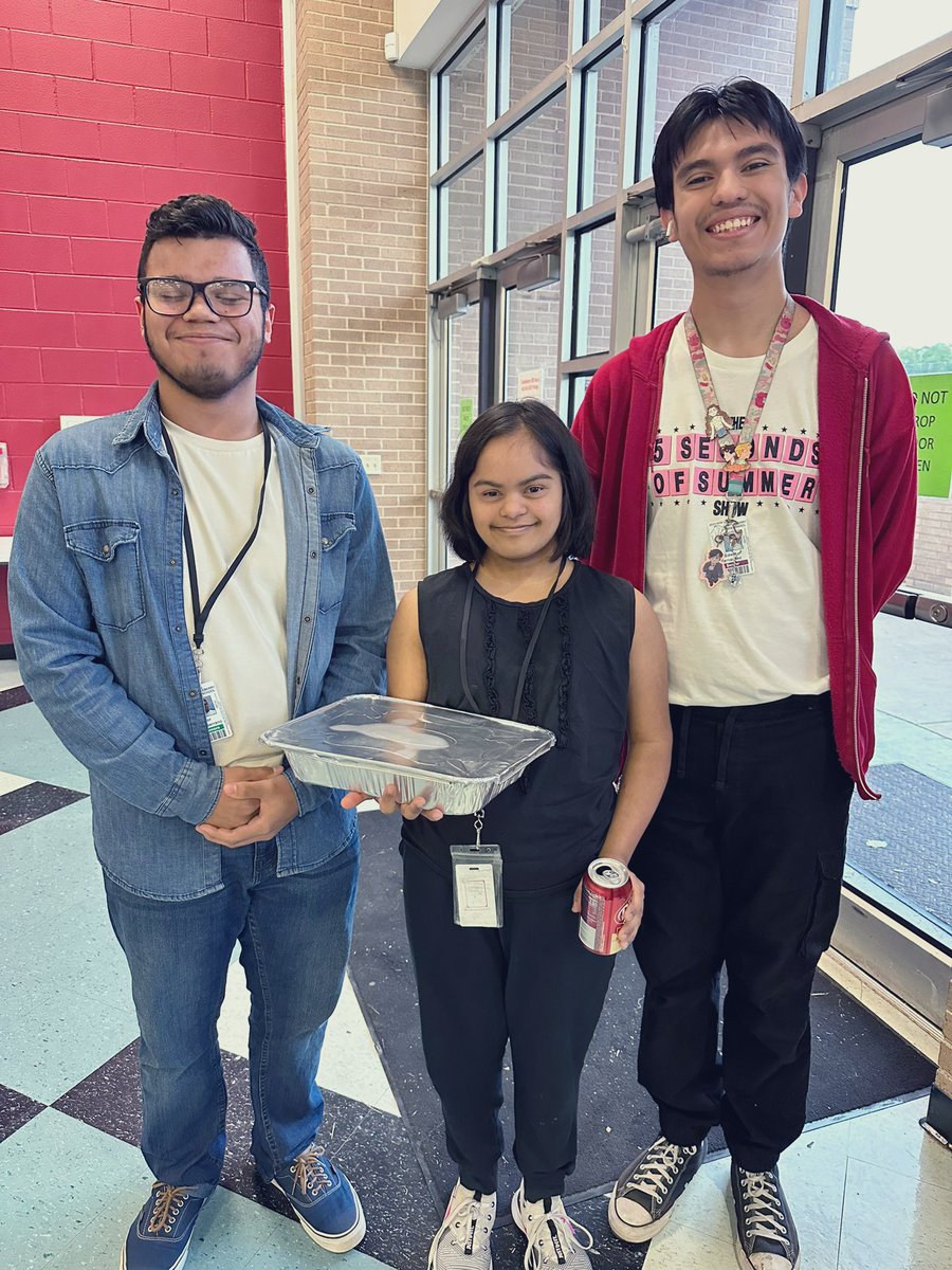 This  students made cupcakes for our sweet Aayushi for her birthday🩷 Thank you, you rock!
#MakeADifference 
#CBI
#CastleberryHigh 
#CHS_Lions