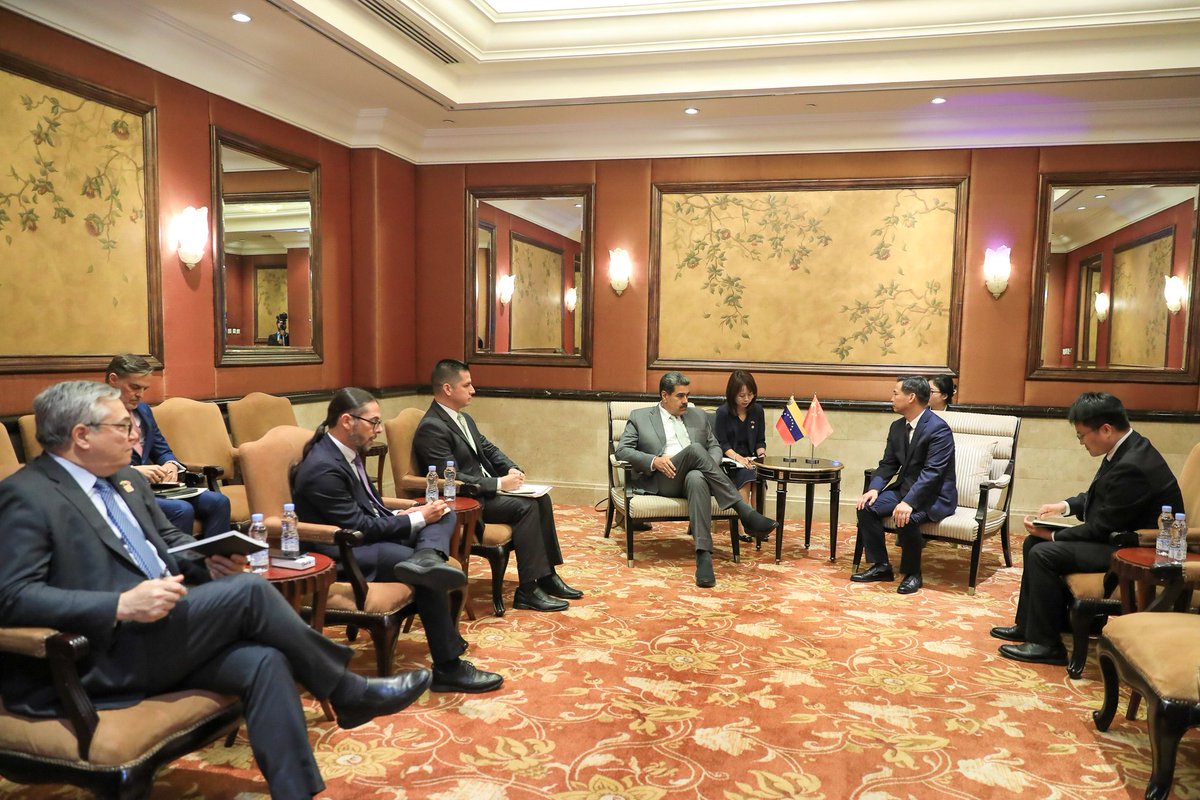 NicolasMaduro's tweet photo. El centro del trabajo y esfuerzo de la Revolución es y será, restituir el estado de bienestar social, duramente golpeado por las sanciones, así lo ratifiqué en reunión con Liu Junwen, Director General del Centro Internacional de la Reducción de la Pobreza de China. Nuestros países están unidos en su compromiso por construir un modelo inclusivo de igualdad y justicia para todas y todos.