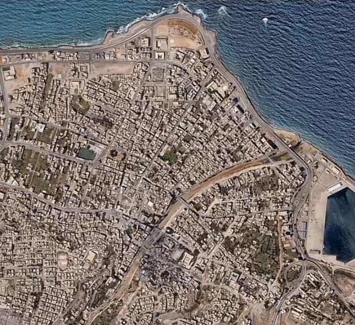 NotiWorld60's tweet photo. 🇱🇾 TRAGEDIA EN LIBIA: Ciudad de Derna, Libia, antes y después de las devastadoras inundaciones tras el paso de la tormenta Daniel.
#Urgente #Ahora #Libia #Libya #Daniel #UltimaHora #LoUltimo https://t.co/waVriRhb7L