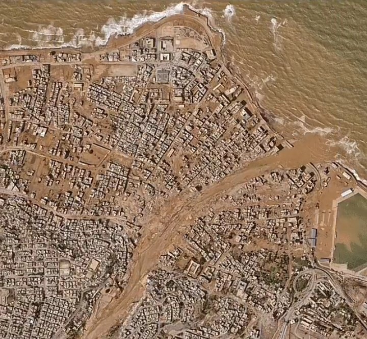 NotiWorld60's tweet photo. 🇱🇾 TRAGEDIA EN LIBIA: Ciudad de Derna, Libia, antes y después de las devastadoras inundaciones tras el paso de la tormenta Daniel.
#Urgente #Ahora #Libia #Libya #Daniel #UltimaHora #LoUltimo https://t.co/waVriRhb7L