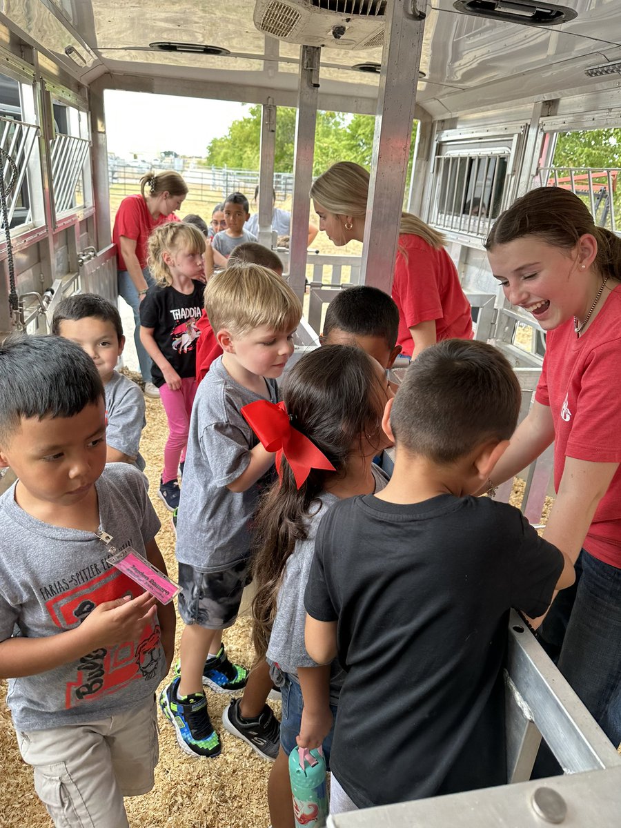 FariasSpitzer's tweet photo. Kinder Farm Day was tons of fun 🤩 @FSES_KinderCrew https://t.co/lFmJncqYAB
