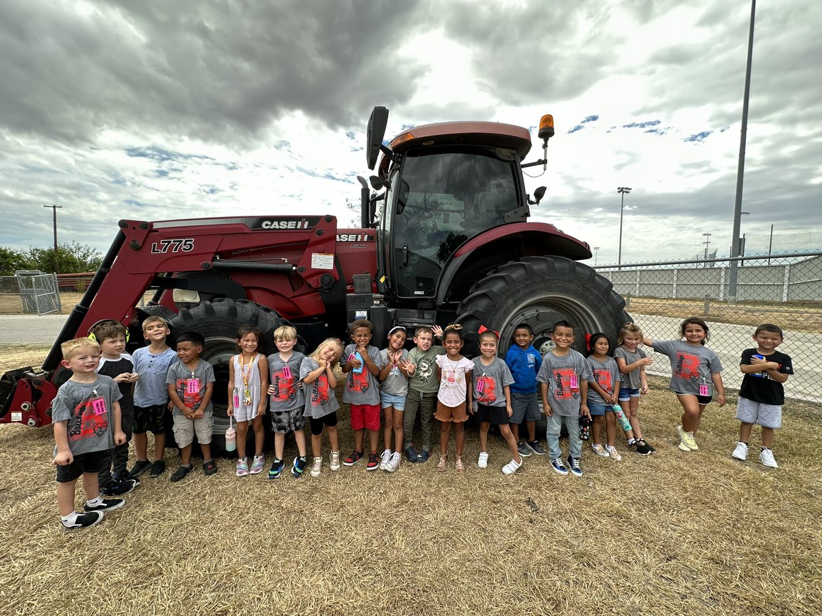 FariasSpitzer's tweet photo. Kinder Farm Day was tons of fun 🤩 @FSES_KinderCrew https://t.co/lFmJncqYAB