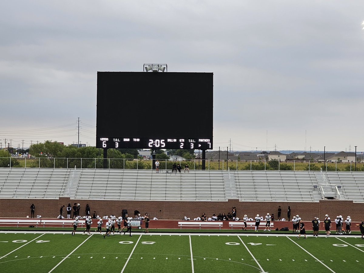 MsHarrisELAR's tweet image. We have ourselves a game folks! #FeelsLikeFall #WeAreNavo @Navo_DISD @TGoodman_DISD @clintmarion @DemiJackson28