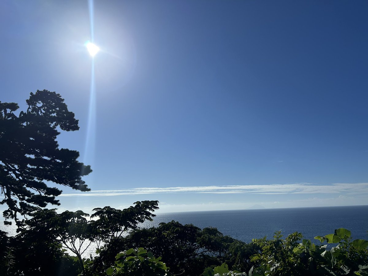 DHleechan's tweet photo. 散歩して海を見に行ったのだけど、
草木が伸びちゃって
こんだけしか見えなかった
展望台としては致命傷…

水平線と雲が平行
娘の算数ドリル思い出しちゃった

#カメラ散歩 #iPhoneの力 #ファインダー越しの私の世界 #キリトリセカイ #海と空　#どこまでも青 https://t.co/zbhd6NOiTz