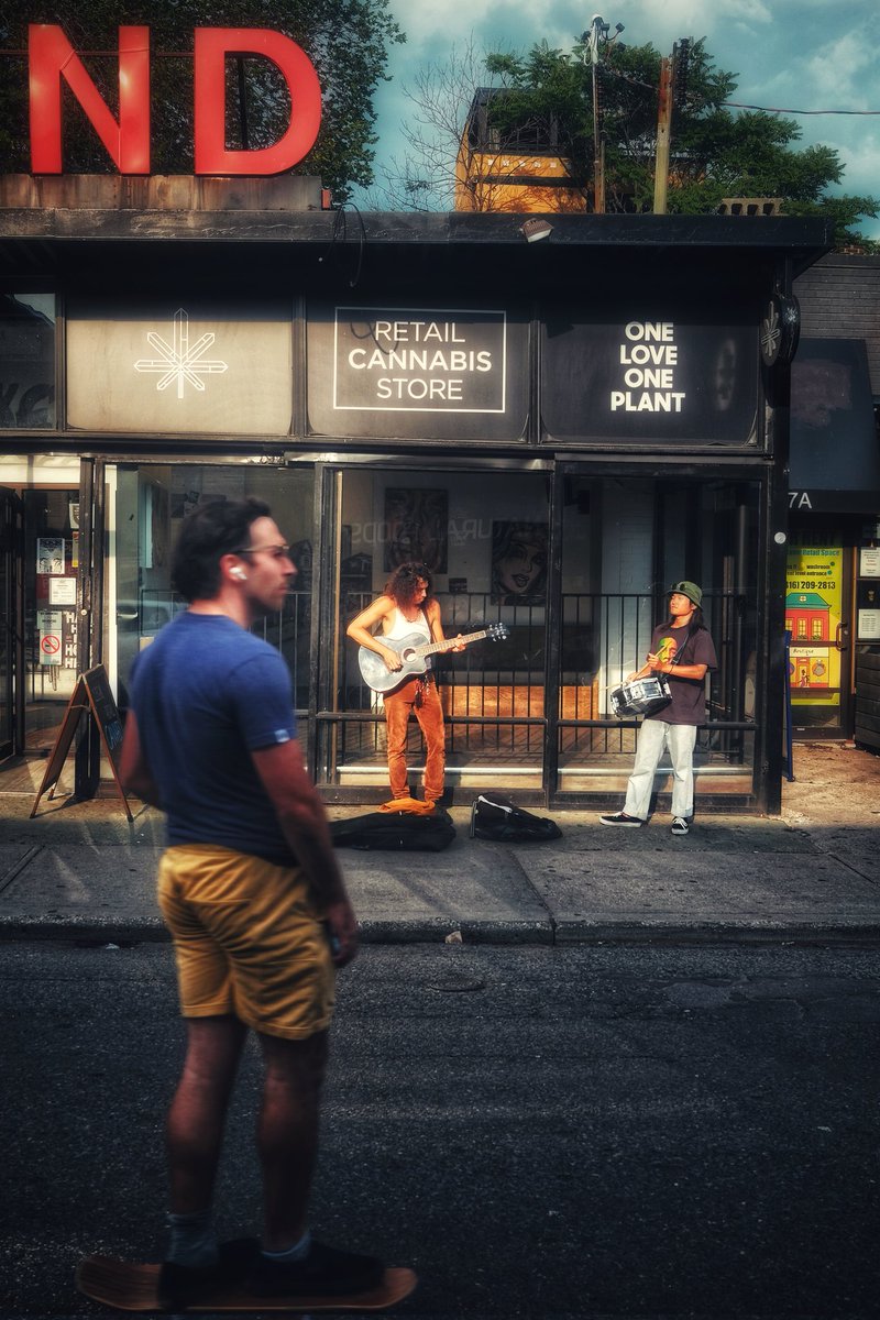 #mirrorless #23mm #fujifilm #fujifilmxseries #fujifilmx100v #X100V #fujifeed #fujimag #fujifilmnordic #streetphotography #streetpic #streetgrammers #streetouss #urbanandstreet #urbanshutter #cinematicstreet #toronto #downtowntoronto #augustaavenue #citylife #photo #photography