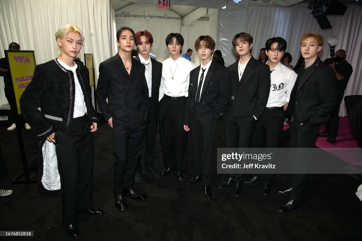 Jeff__Benjamin's tweet photo. .@Stray_Kids inside the 2023 #VMAs at @PruCenter! https://t.co/c9JvT33fj8