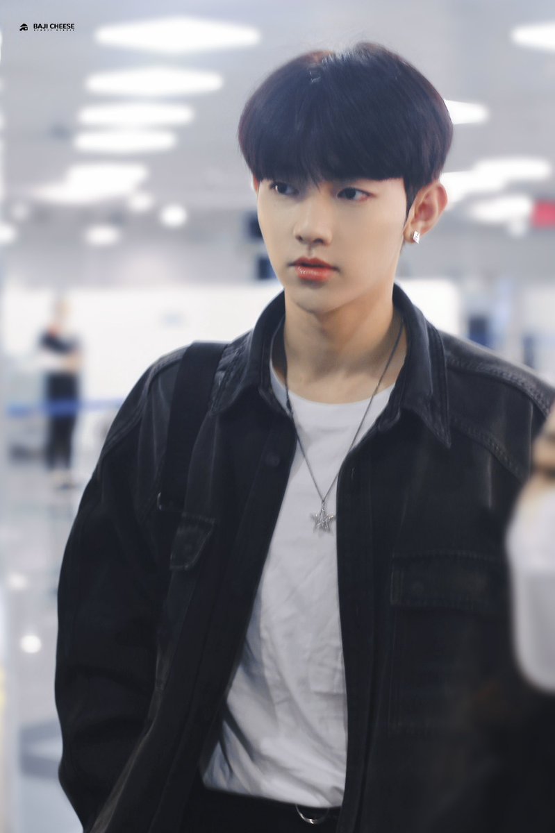 DOUBLEBASEONE_'s tweet photo. 📸 — #ZHANGHAO at XMN airport today flying back to Korea ✈🇰🇷

#ZEROBASEONE #제로베이스원 #ZB1 #ZB1ZONE @ZB1_official https://t.co/XSmOAjjqR6