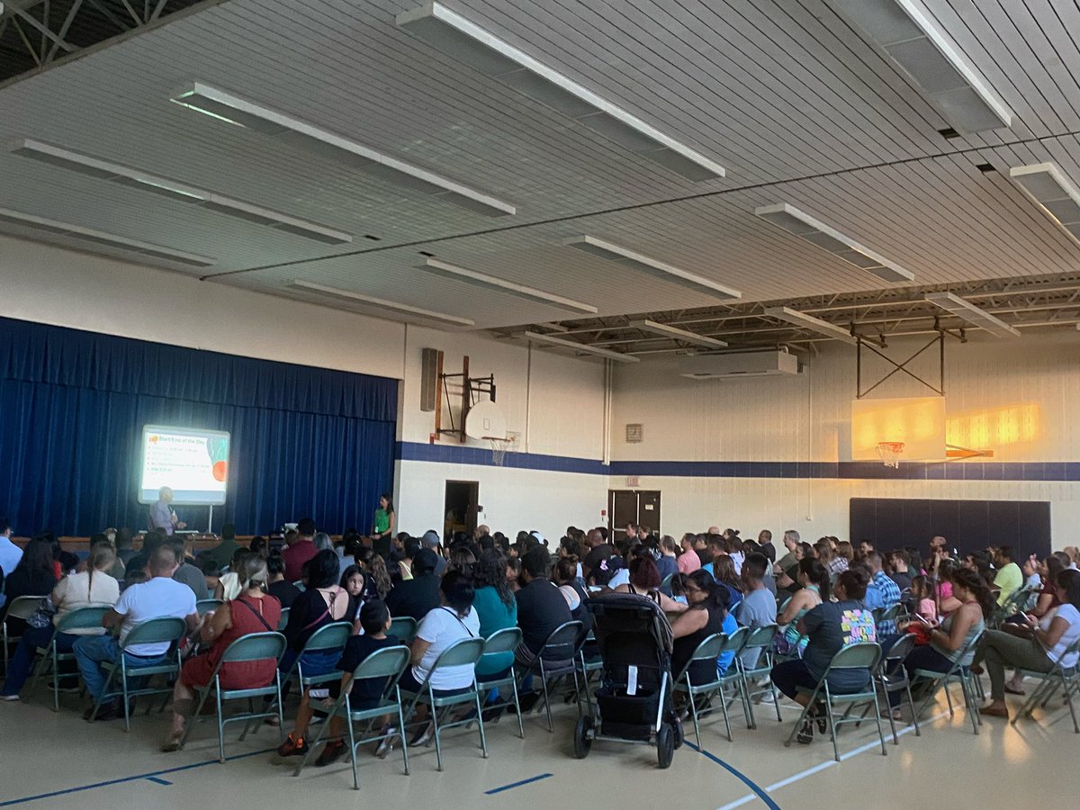 StadleyRough's tweet image. We LOVED seeing #STRkinders #STRfirsties #STRsecondgrade families tonight at #STRopenhouse #STRcares 🐴💙