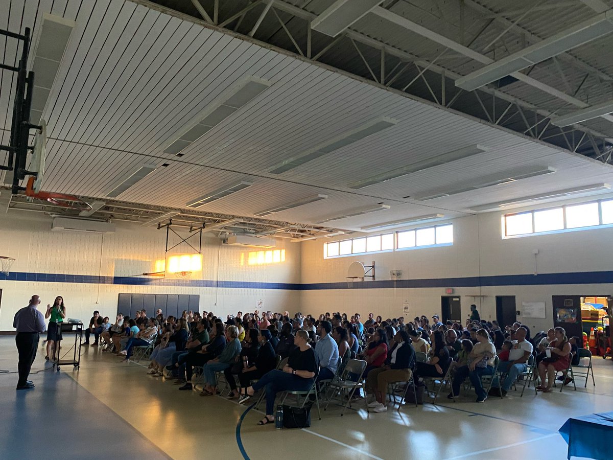 StadleyRough's tweet image. We LOVED seeing #STRkinders #STRfirsties #STRsecondgrade families tonight at #STRopenhouse #STRcares 🐴💙