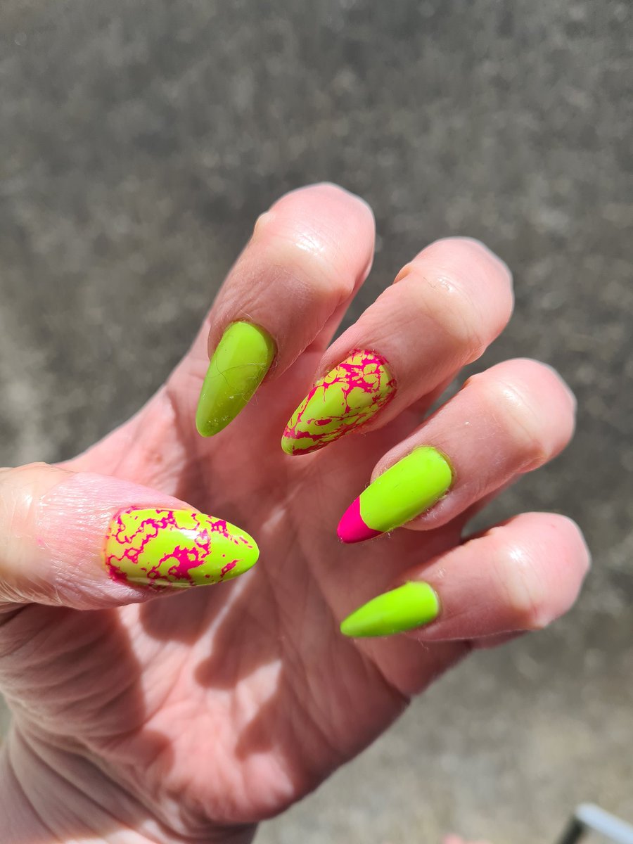 hanpersands's tweet photo. nails this week in honour of @emdashliu's debut novel THE DEATH I GAVE HIM, a queer sci fi retelling of Hamlet, available now 💚🩷💚 https://t.co/PiOHACHcG4 https://t.co/OfBS9x0Y15