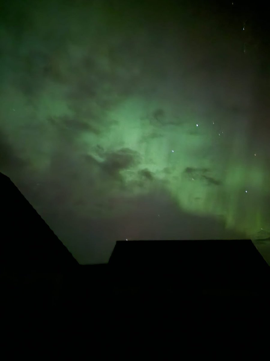 BryanLeask's tweet photo. Stunning display of the northern lights tonight. #northernlights #mirriedancers https://t.co/KqPSfSrPtN