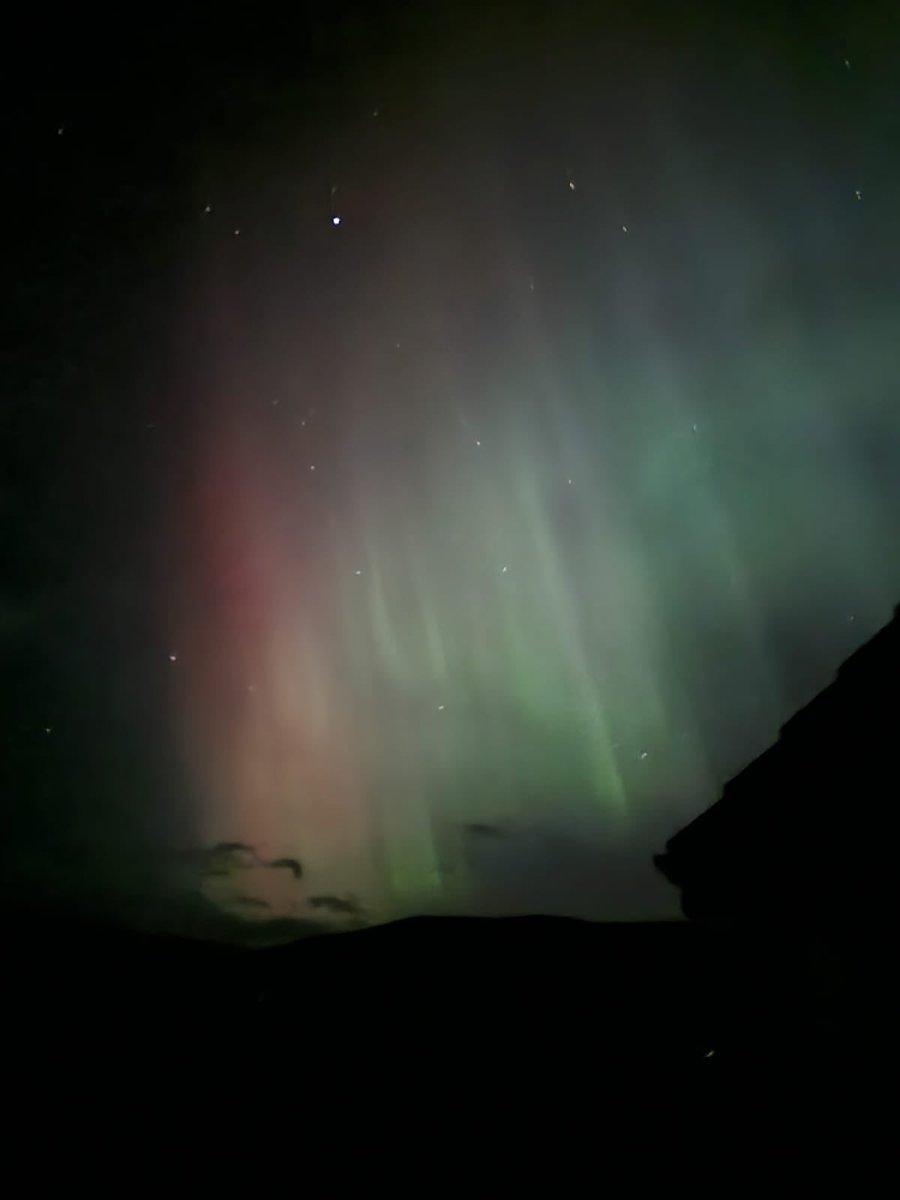BryanLeask's tweet photo. Stunning display of the northern lights tonight. #northernlights #mirriedancers https://t.co/KqPSfSrPtN