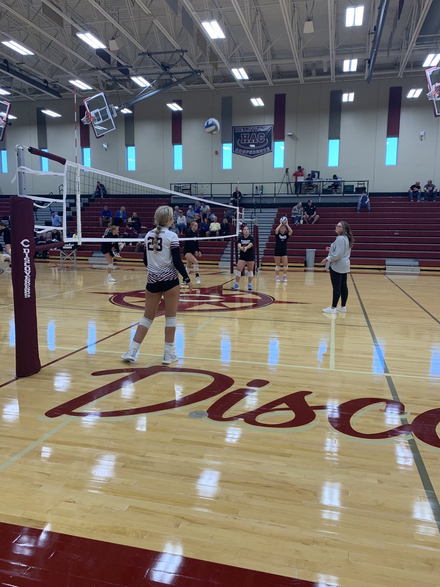 tkwapnioski's tweet photo. The ⁦@DiscovererWay⁩ #VBTeam warming up to take on ⁦@KearneyBearcats⁩. #GoDiscoverers #TheDiscovererWay #Maroon&amp;White https://t.co/By5prmi88f