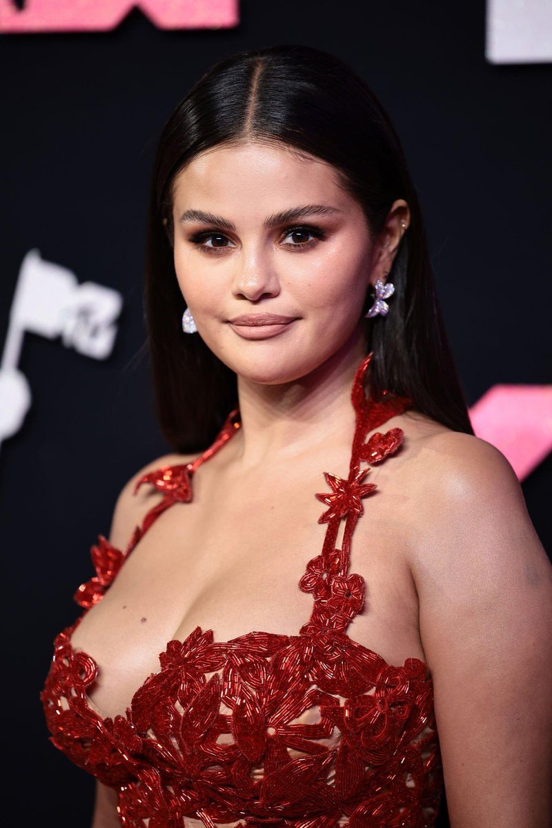 bchartsnet's tweet photo. 🚨A MORENINHA VOLTOU! Selena Gomez acaba de chegar ao #VMA (📸: Getty) https://t.co/tFbvxz1z8y
