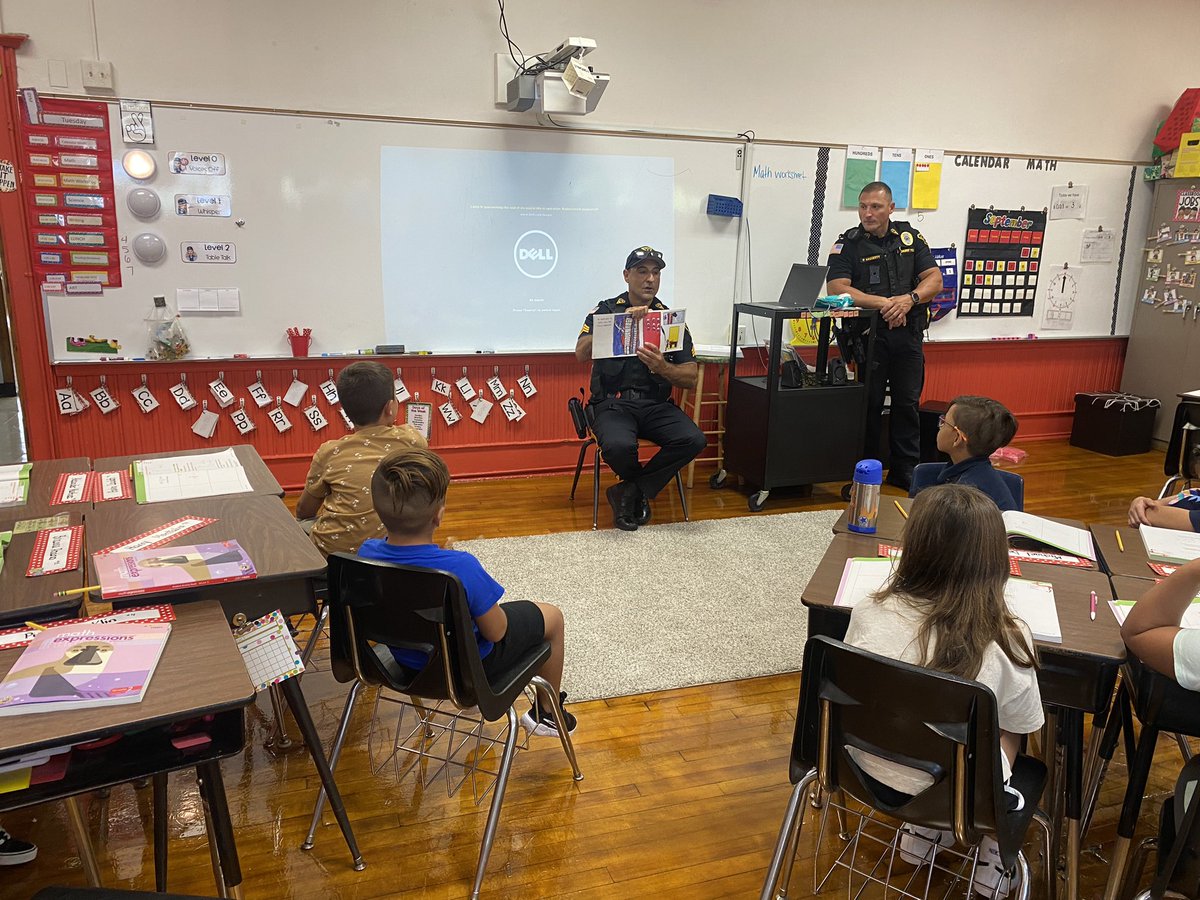 franklin_school's tweet photo. Thank you to @LyndhurstNJPD for coming to read with the 2nd grade today, and sharing the very important message of 𝑯𝑶𝑷𝑬 🇺🇸 https://t.co/21PYVWe26E