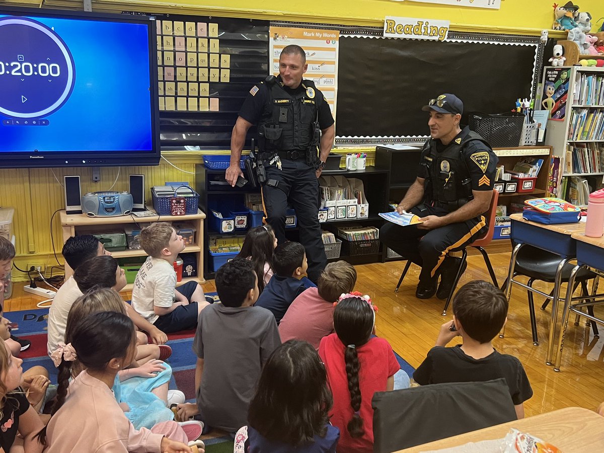 franklin_school's tweet photo. Thank you to @LyndhurstNJPD for coming to read with the 2nd grade today, and sharing the very important message of 𝑯𝑶𝑷𝑬 🇺🇸 https://t.co/21PYVWe26E