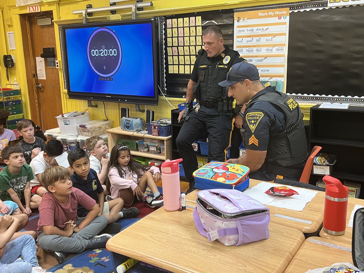 franklin_school's tweet photo. Thank you to @LyndhurstNJPD for coming to read with the 2nd grade today, and sharing the very important message of 𝑯𝑶𝑷𝑬 🇺🇸 https://t.co/21PYVWe26E