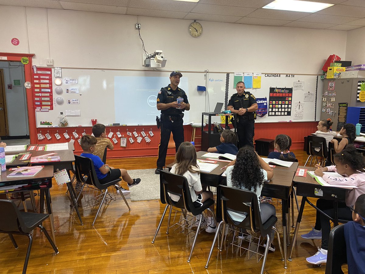 franklin_school's tweet photo. Thank you to @LyndhurstNJPD for coming to read with the 2nd grade today, and sharing the very important message of 𝑯𝑶𝑷𝑬 🇺🇸 https://t.co/21PYVWe26E