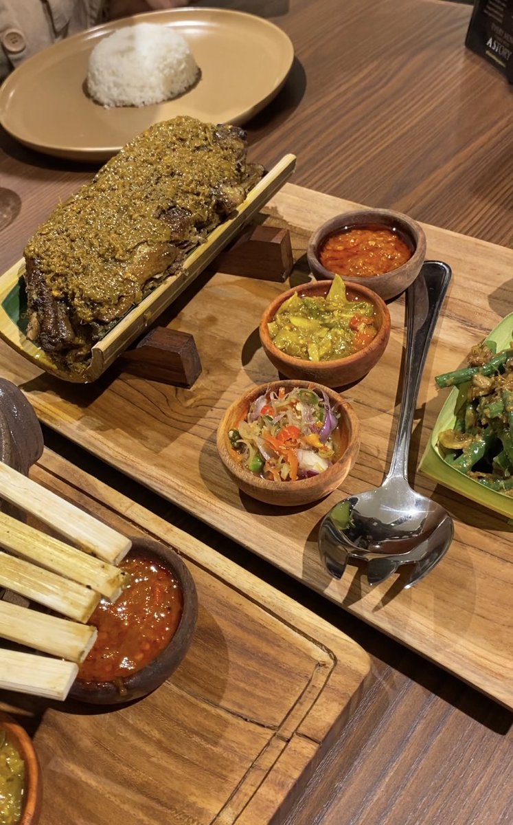 dikeijo's tweet photo. Vibes Bali berhasil dibawa ke Jakarta oleh Restoran Bali Timbungan - Mahakam. Seperti biasa, menu andalannya adalah Bebek Timbungan dan Sate Lilit. 
Biar Bali banget, aku order Es Daluman (Tapi ternyata pas nyobain es cincau serut punya temenku lebih enak dari pada es daluman) https://t.co/IZ124hIXge
