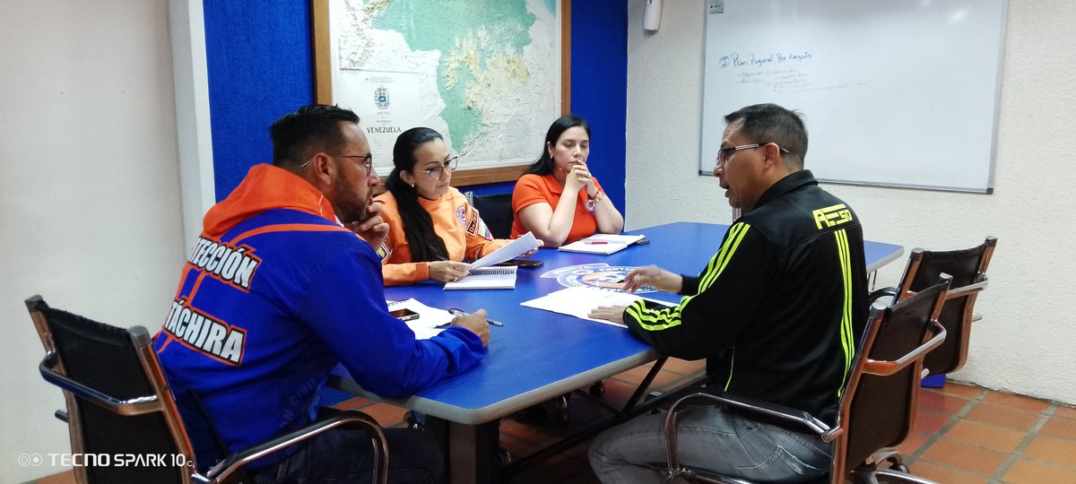 #12Sept Reunión del Superintendente <a href="/BermudezJoseA/">Bermúdez José</a> con el Director de <a href="/PCivilTachira/">PCivilTáchira</a> Lcdo. Yesnardo Canal y su equipo administrativo, en relación al enteramiento mensual tributario como agente de recepción y percepción
<a href="/FreddyBernal/">Freddy Bernal</a> 
<a href="/Sedebat_/">SEDEBAT</a> 
"Sin Tributos no hay Progreso"