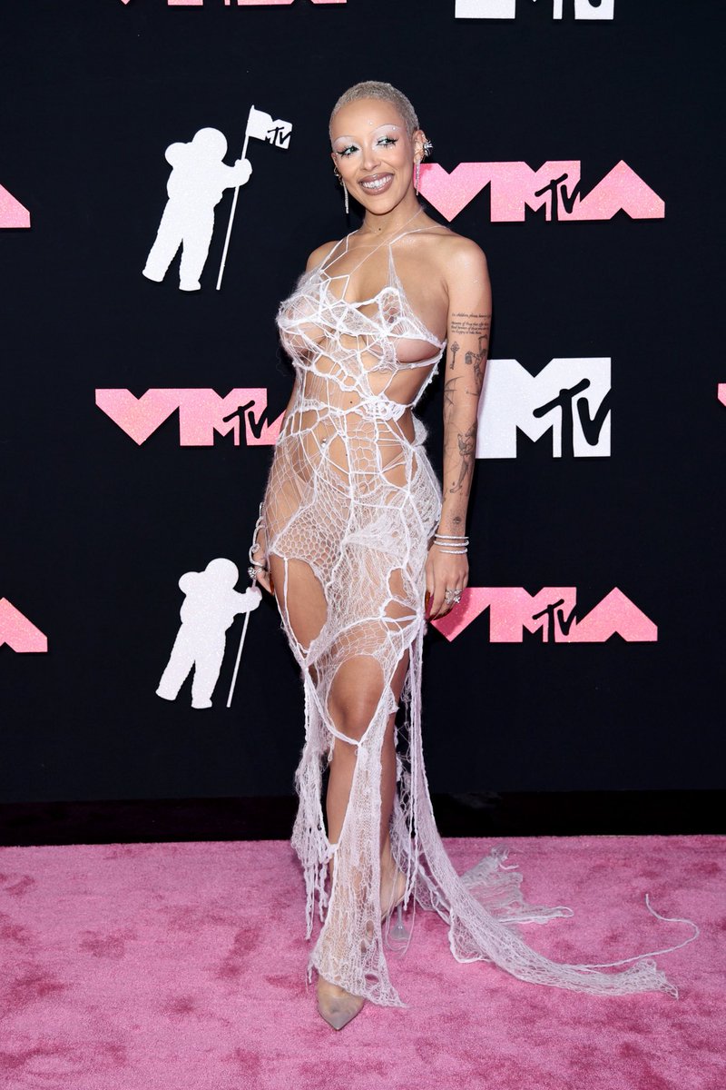 PopDataNews's tweet photo. .@DojaCat looks stunning at this year's 2023 #VMAs red carpet. https://t.co/z0uAA6iNIN
