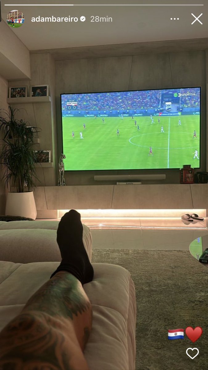Imagen que duele ver. 

Adam Bareiro vive este partido desde su sofá. Es uno de los goleadores del momento ☹️💔