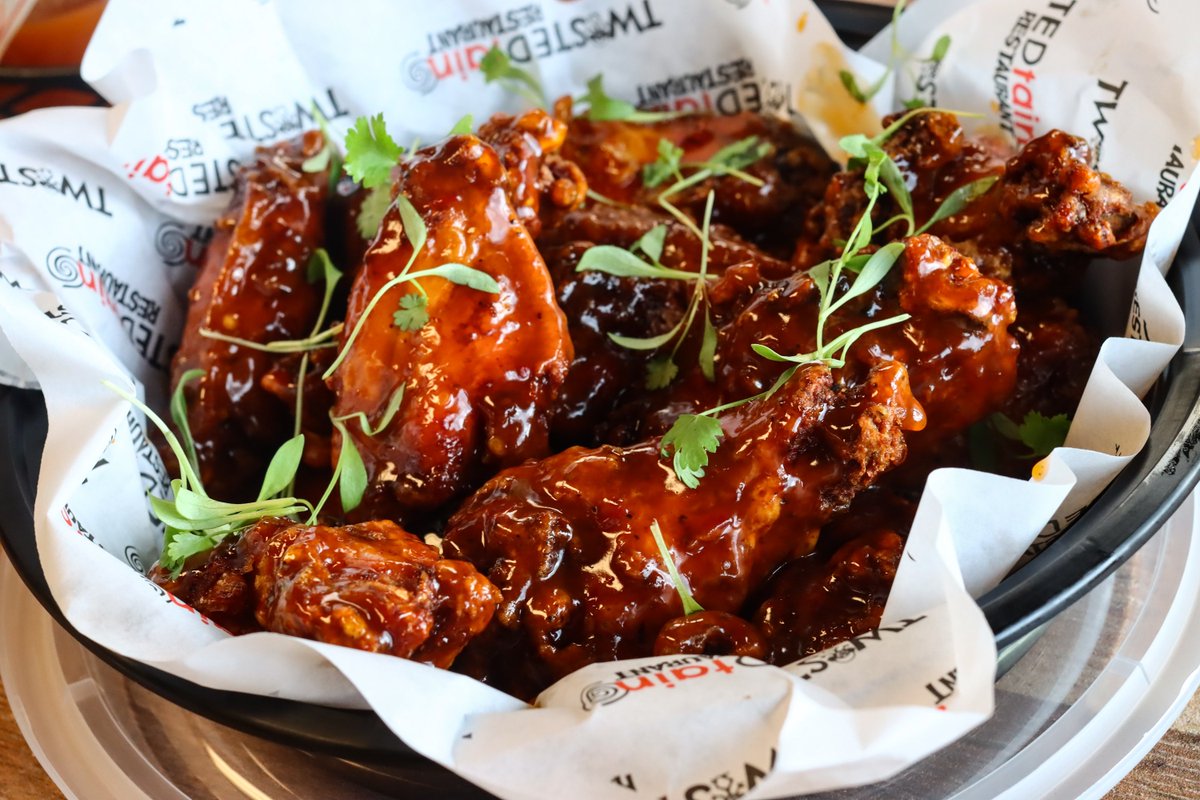 MannyWallace's tweet photo. #ClevelandWingWeek continues with the Mango Habanero wings from @TwistedTaino

(Note: this is two orders of wings)

More info: @CLEWingWeek 🍗 https://t.co/R5BnWwg0fl