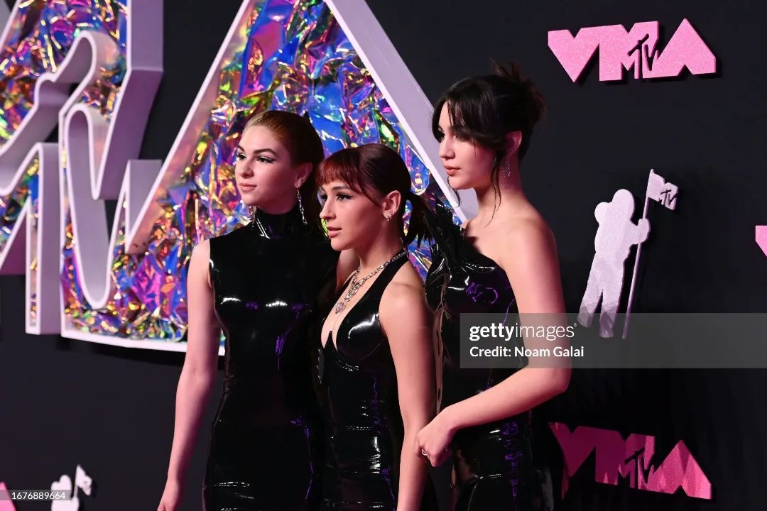 TheWarningAust's tweet photo. .@TheWarningBand2 on the red carpet at the @MTV @vmas 

#TheWarning #TheWarningBand #DanyVillarreal #PauVillarreal #AleVillarreal #WomenThatRock #RockMusic #TheWarningArmy #Monterrey #Mexico https://t.co/LbAaRIyay2