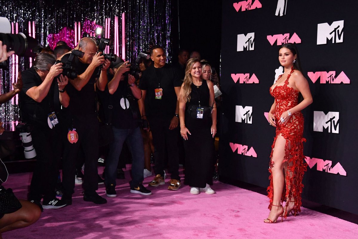 SGchartupdate's tweet photo. 🚨 Selena Gomez is already the most talked about person at the #VMA https://t.co/kIS3Td9Fbi