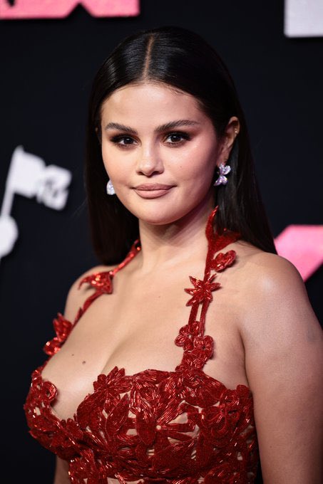PEITUDA METIDA! Selena Gomez maravilhosa no pink carpet do #VMA