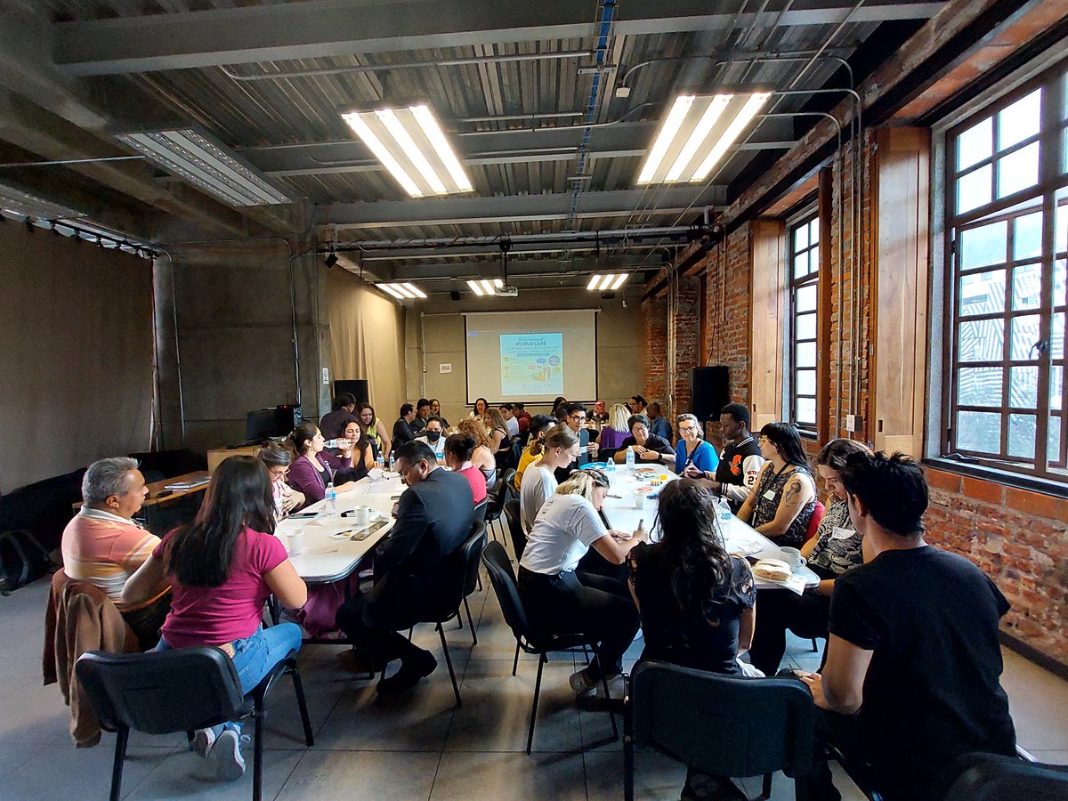 SinFronterasIAP's tweet photo. 📢 Casa llena en @ElRuleOficial en este World Café de #WelcomingWeek ☕️🥐 Aquí nos encontramos personas de Guatemala, el Congo, Haití, Honduras, México, Corea del Sur, El Salvador, Venezuela, Perú, Colombia y Estados Unidos🌍🌏🌎, para hacer puentes y tejer lazos de comunidad 🤝 https://t.co/INH0Pmwa01