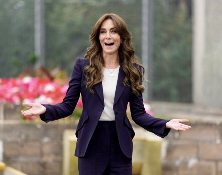 TheWantonWench's tweet image. Oh please, does she really think she can emulate the stunning Princess Catherine.

Try as she may, she can never pull it off. 
#UnSussexful #SecondRowSussex #MeghanMarkleExposed