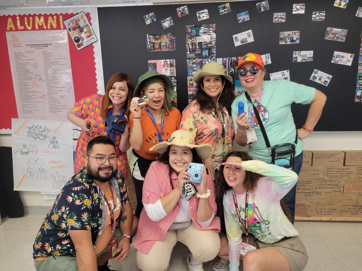 Ahoy there! Tacky tourists here just waiting for our tour guide ;) 🚍🗺️📸 #homecoming #englishdepartment #Andress