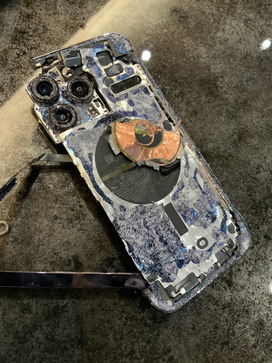 iPhone14ProMAXをブチ割って約4ヶ月...遂に新型iPhone15が発表ッ!
個人的に動画撮影機能はiPhoneがスマホ最強だと思ってますし、忘れ物が多いのでAirTagは必須なのです。
"待"ってたぜェ!!この"瞬間"をよォ!!
ヲは〼! 