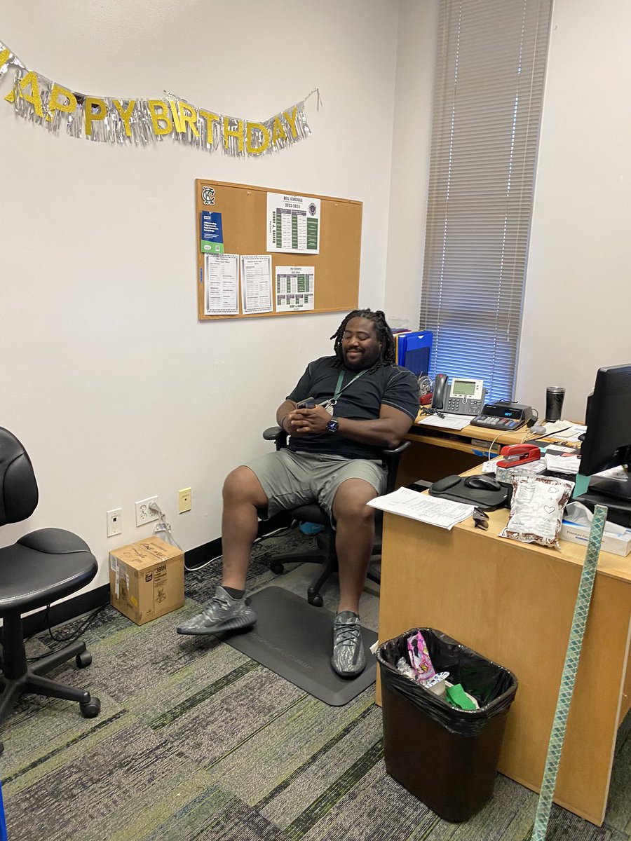 ArthurJoneslll's tweet photo. Seen two of my LBs today. Today was a good day. Shout out my n**** Ed! And shout out the birthday boi Matt! Blue Soul 💙💙💙🙏🏾🏁🎉🎊👑👑☺️ #NewOfficeAlert let’s go! 🔋💪🏾✨⚓️ #CoachAllen 🫡 https://t.co/09Tnx642R4