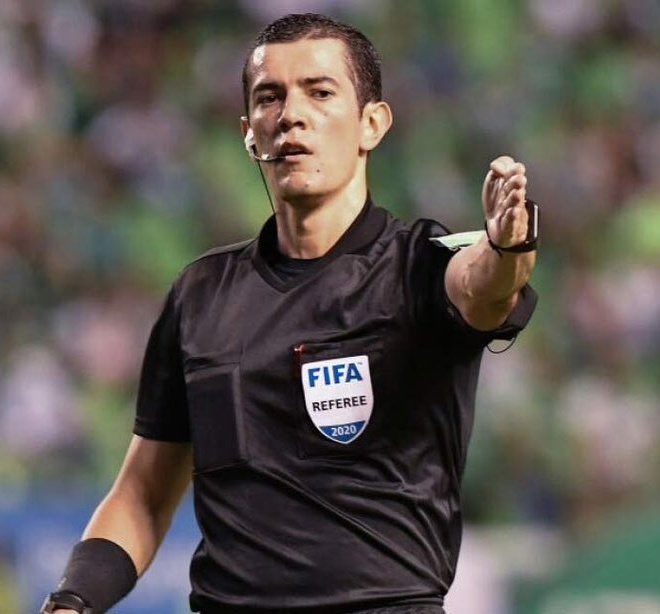 MichelCaballero's tweet photo. Este hombre no puede volver a pitar un juego de Venezuela. https://t.co/jh4s4eyorq