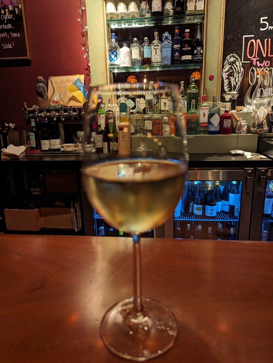 PatrickMBoston's tweet photo. #CheersHumans I will never understand how and why a customer does not reciprocate a greeting from a bartender, server, or host with a greeting. Tonight the douchebag response was silence from the #human next to me at the bar. It's not that hard people... #ServerNotServant https://t.co/rKsmwlP7Cn