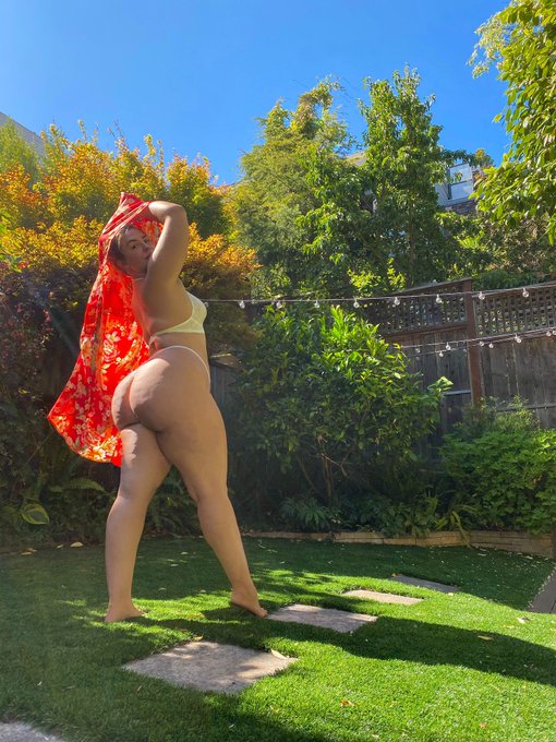 In a backyard near you 🌞 https://t.co/HERXgblq4x