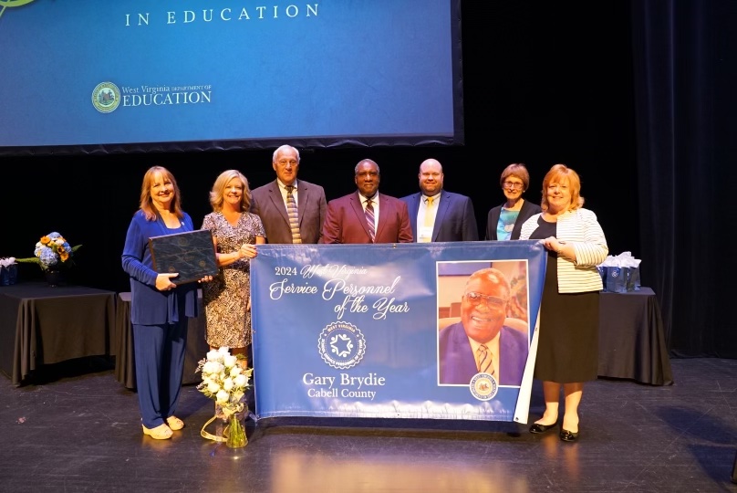 🥁 Drum roll, please... 🥁

The 2024 West Virginia Service Personnel of the Year is Gary Brydie from <a href="/cabellschools/">Cabell County Schools</a>! Join us in congratulating Mr. Brydie! 🎉

Learn more 👉 bit.ly/48flL66
Watch the event 👉 bit.ly/44KAsve

#WVEd #WVSPOY2024