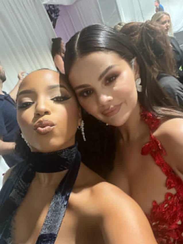 detudoumpop's tweet photo. MAIS QUE AMIGAS, FRIENDS!

Chloe Bailey e Selena Gomez no pink carpet do #VMA https://t.co/e9MUbgGw9e