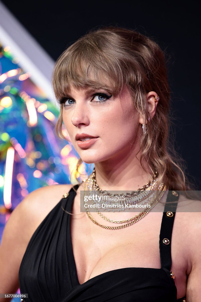LaPuercaylor's tweet photo. TAYLOR SWIFT https://t.co/Tmjshb6VcY