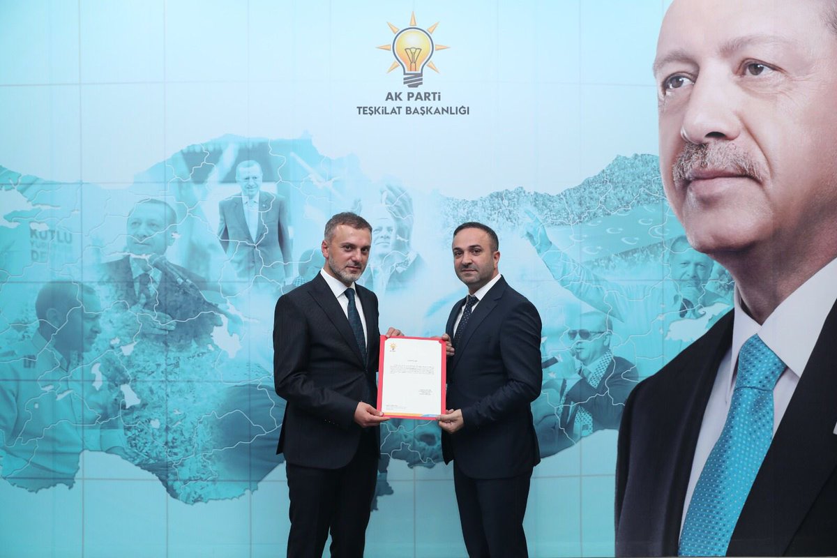 AK Parti Genel Merkezimizin tensipleri ile Erenler İlçe Başkanı olarak görevlendirilerek mazbatamızı Teşkilat Başkanımız Sn <a href="/erkankandemir/">Erkan Kandemir</a> elınden aldık.

Görevi devreden Sayın ilçe başkanım <a href="/erdalkose54/">Erdal Köse</a> ’ ye çalışmalarından dolayı teşekkür ederim.