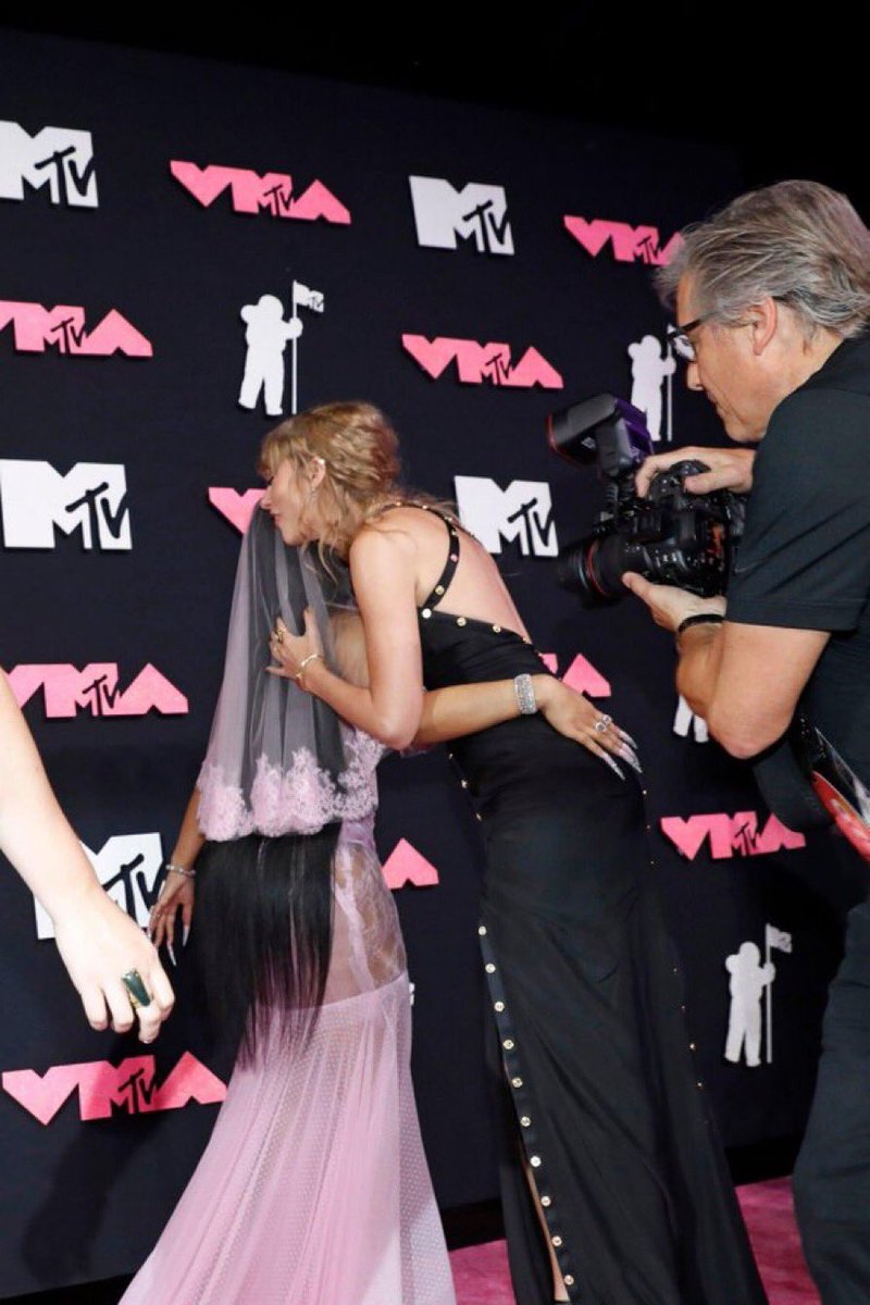 NICKI MINAJ & TAYLOR SWIFT #VMAs