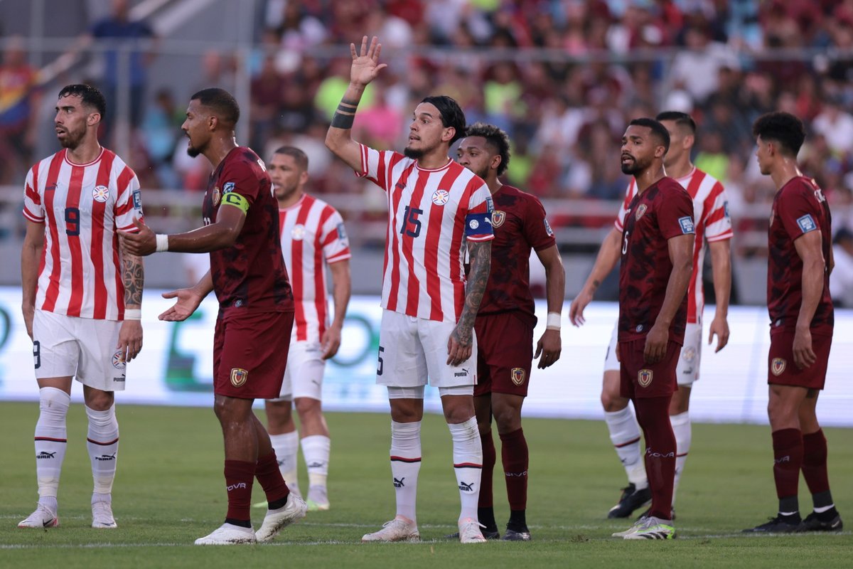 VTVcanal8's tweet photo. #AlMomento🔴| ¡Grande Venezuela! 🥳🇻🇪 

Victoria histórica de la Vinotinto al dejar en el terreno de juego con marcador de 1 - 0 a la selección de Paraguay. 

Consiguiendo así su primera victoria en las Eliminatorias Sudamericanas. 👏 

#MundoPluripolar